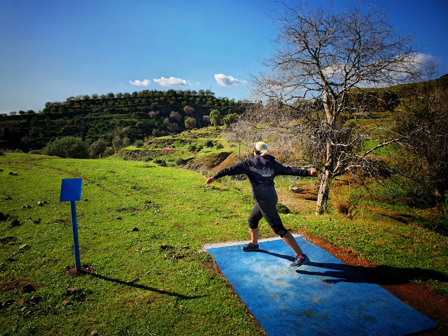 Player throwing on the Blue Course